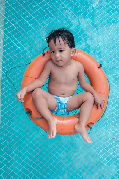 Маленький Хлопчик Лежить Кільці Плавання Плавальному Басейні Синя Вода Відкритому — стокове фото