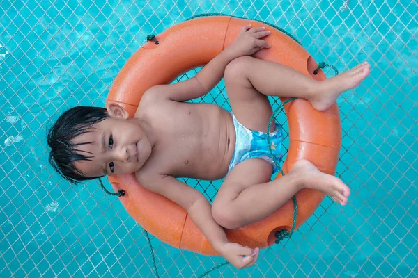 Mały Chłopiec Leżący Pierścieniu Pływackim Basenie Błękitna Woda Aktywności Świeżym — Zdjęcie stockowe