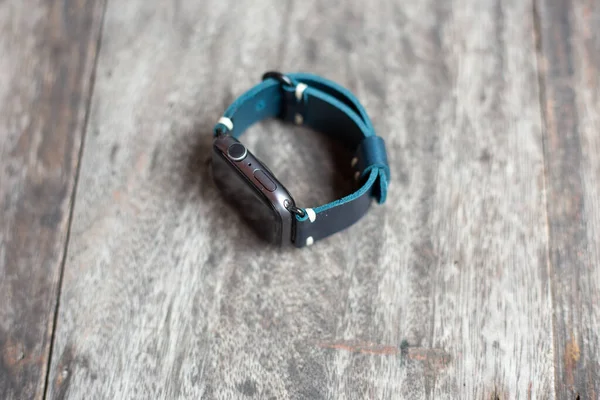木製のデジタル時計とネイビーブルーの革腕時計ストラップ — ストック写真