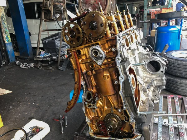 Hombre Mecánico Desmonta Motor Del Coche Opuesto Para Reparación Stand —  Fotos de Stock