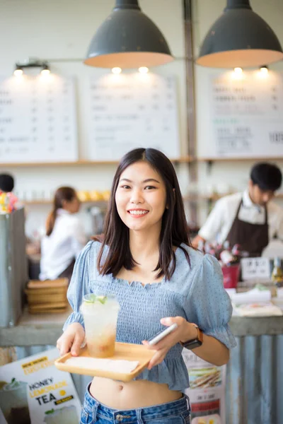 Όμορφη Ασιατική Χαρούμενες Γυναίκες Παραγγείλετε Καφέ Στο Καφέ Θολή Φόντο — Φωτογραφία Αρχείου