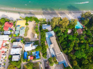 Deniz sahili beyaz kumsalı, dalgalı turkuaz deniz suyu, hava manzaralı.