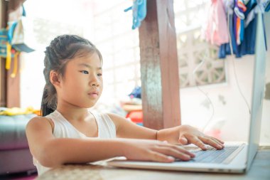 Evde dizüstü bilgisayarı olan liseli kız çevrimiçi öğrenim kursu