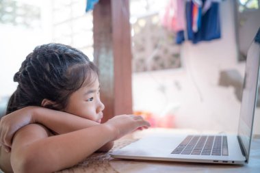 Evde dizüstü bilgisayarı olan liseli kız çevrimiçi öğrenim kursu