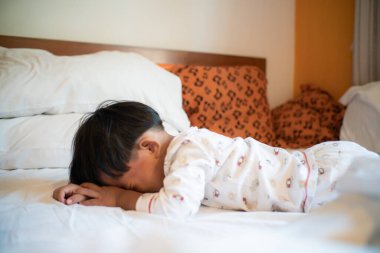 Pijamalı enerjik bir genç sabah uyanıyor ve esniyor. Günaydın.