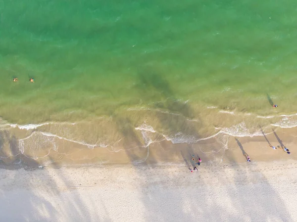Morze Plaża Biały Piasek Falą Turkusowy Morze Woda Widok Powietrza — Zdjęcie stockowe