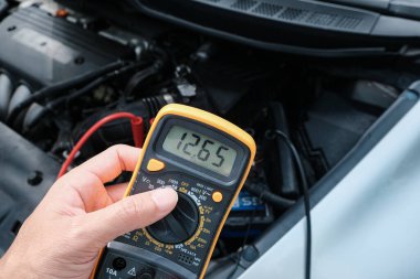 Pilli araç, elektrik sayacı ile kontrol ediliyor.