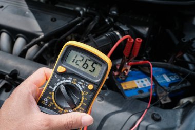 Pilli araç, elektrik sayacı ile kontrol ediliyor.