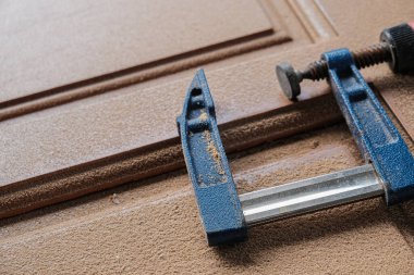 Meşe kapılı ahşap çalışma aleti yeni ev marangozunda çalışmaya hazırlan