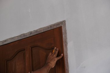 Meşe kapılı ahşap çalışma aleti yeni ev marangozunda çalışmaya hazırlan