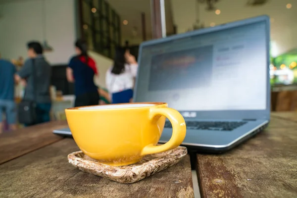 Warme Latte Art Koffie Met Laptop Houten Tafel Werkruimte — Stockfoto