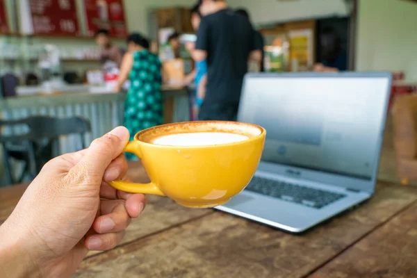 Gorąca Kawa Latte Art Laptopem Drewnianym Stole Roboczym — Zdjęcie stockowe