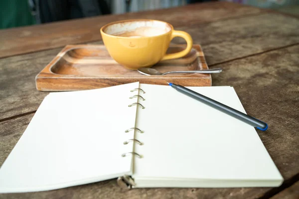 Üzerinde Kahve Fincanı Olan Defter Metni Ahşap Masa Işi Düşünce — Stok fotoğraf