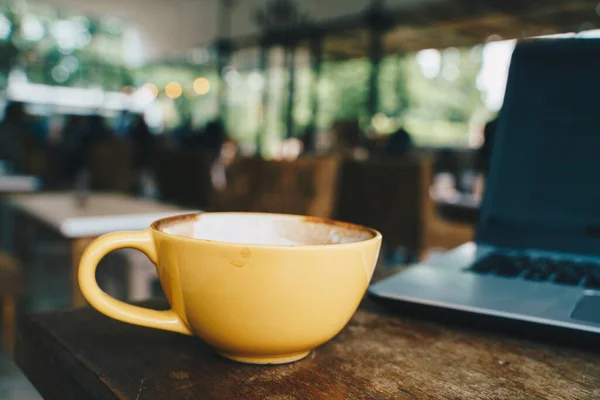 Warme Latte Art Koffie Met Laptop Houten Tafel Werkruimte — Stockfoto