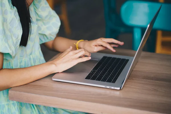 Frauen Tippen Mit Der Hand Auf Laptop Büro — Stockfoto