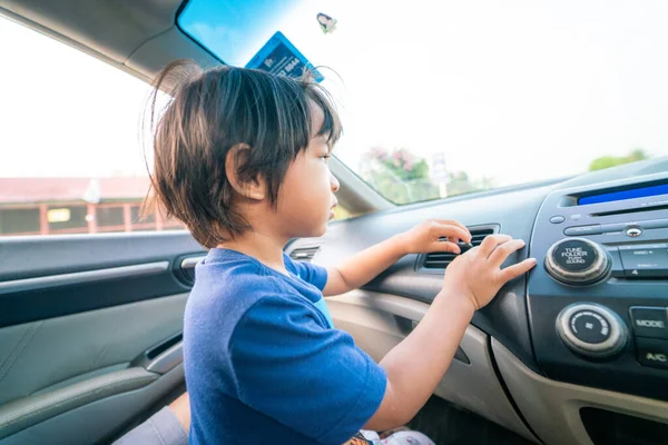 Mutlu çocuk köy yolunda araba ile yüz seyahati yapıyor. Yaz gezisi konsepti