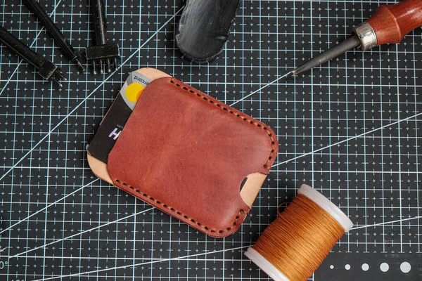 Kůže Peníze Karta Peněženka Řemeslná Práce Koženým Nástrojem Palubě Pravé — Stock fotografie