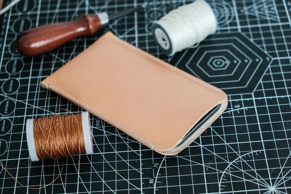 Vegetable Tanned Leather Phone Case Craftmaship Working Thread Tool Handmade — Foto de Stock