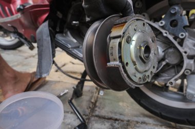 Motosiklet CVT şanzıman onarımı. Nakliye endüstrisini kapatın.