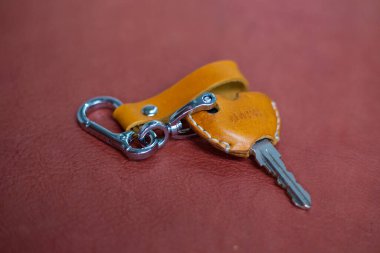 Hakiki anahtarlık deri el işi kırmızı deri arka plan el yapımı.