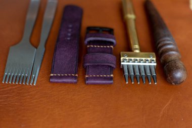 Hakiki deri saat kayışı el yapımı sığır derisi işçiliği çalışıyor.