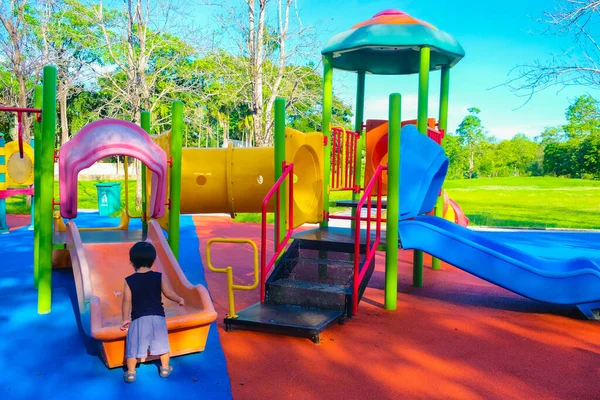 Imádnivaló Kisfiú Játszik Szabadtéri Park Fiú Gyakorlat — Stock Fotó