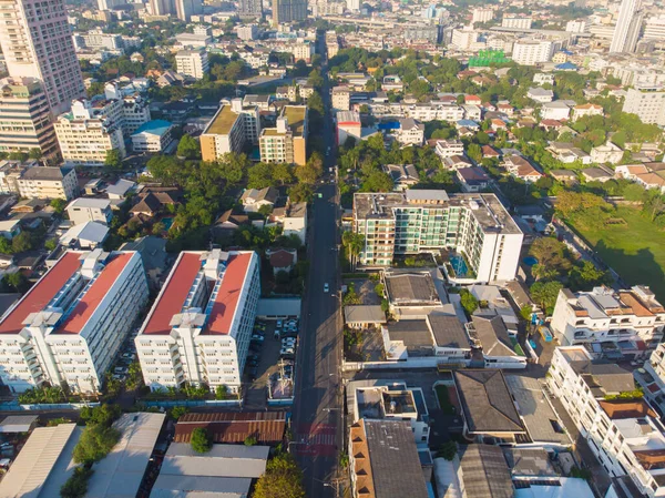 バンコクの空中ビュー都市の建物タイのダウンタウン朝の日の出 — ストック写真