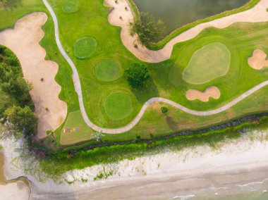 Golf sahası hava manzaralı yeşil çimenler deniz plajı spor aktivitesi yakınında