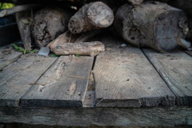 Eski ahşap boş raf, ahşap ambalajlarla süslenir.