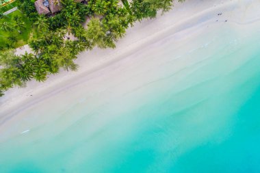 Tayland yaz tatilinde beyaz kumlu deniz turkuvaz su havası manzaralı.