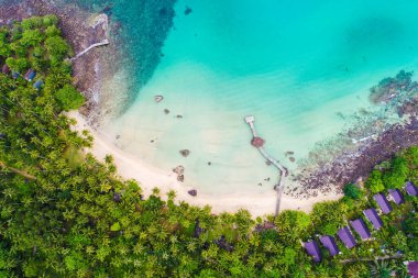 Koh Kood Tayland 'da hava aracı görüntüsü beyaz kumlu plaj dalgası tatili konsepti