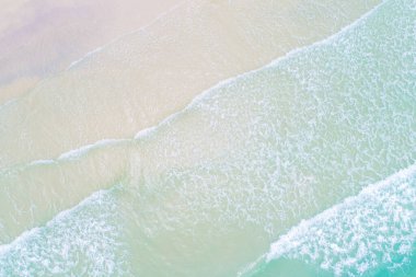 Kumsalda açık deniz suyu, havadan görünüyor.