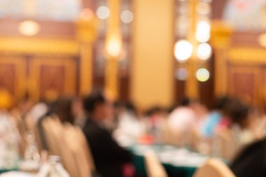 Bulanık bir grup insan otel balo salonu iş projesinde seminer veriyor.