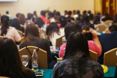 Bulanık bir grup insan otel balo salonu iş projesinde seminer veriyor.