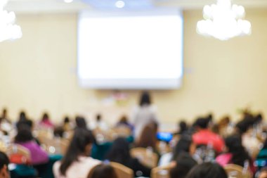 Bulanık bir grup insan otel balo salonu iş projesinde seminer veriyor.