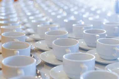 Otel odasında kaşık dolu sıcak kahve fincanı sırası.