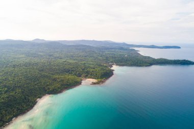 Turkuaz su, hava manzaralı yeşil orman adası denizi.
