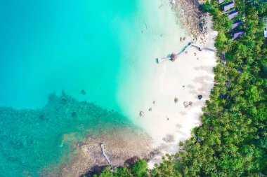 Hava manzaralı beyaz kumsal turkuvaz deniz suyu yaz tatili konsepti