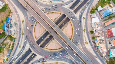 Üst hava görüntüsü kavşağı şehir yolu araba hareketi modern şehir