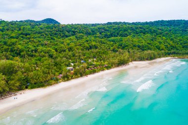 Deniz kumu turkuvaz su yaz mevsimi arka plan hava görüntüsü