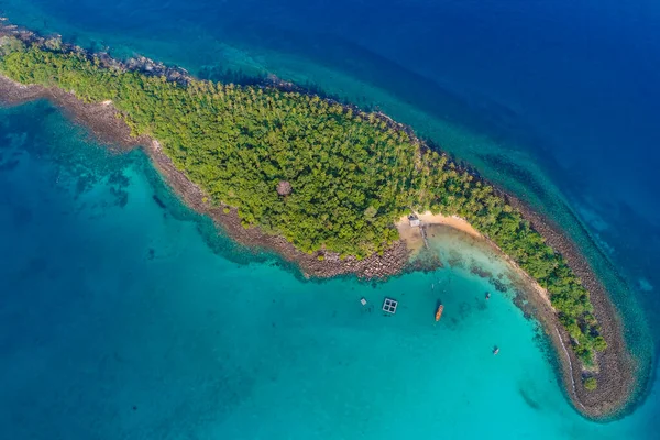 Grüne Waldinsel Meer Mit Türkisfarbenem Wasser Luftaufnahme — Stockfoto