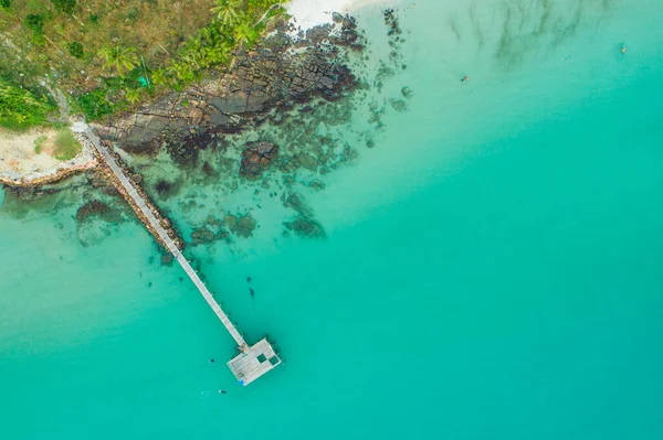 空中ビュー白い砂浜ターコイズブルーの海の夏の休暇のコンセプト — ストック写真
