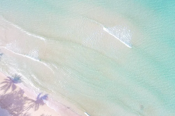 Vista Aérea Azul Agua Mar Playa Arena Blanca Con Sombra —  Fotos de Stock