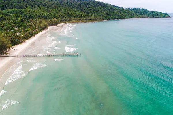 Deniz kumu turkuvaz su yaz mevsimi arka plan hava görüntüsü