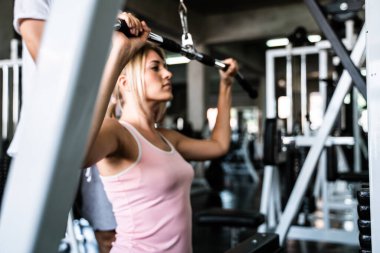 Akıllı spor kadınları spor salonundaki spor hocasıyla halteri kaldırır sağlıklı konseptte