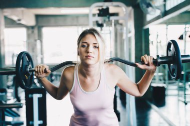 Spor kadınları spor salonunda halter kaldırır sağlıklı yaşam tarzında