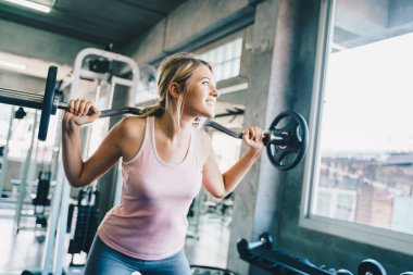 Güzel, akıllı spor kadınları spor salonunda halter kaldırıyor.