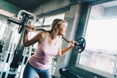 Spor kadınları spor salonunda halter kaldırır sağlıklı yaşam tarzında