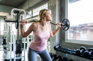 Spor kadınları spor salonunda halter kaldırır sağlıklı yaşam tarzında