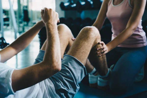 Entrenador Pareja Personal Haciendo Sit Ups Gimnasio Concepto Estilo Vida — Foto de Stock